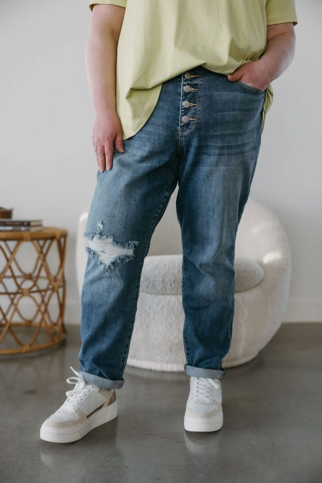 JUDY BLUE MID-RISE BUTTON FLY DESTROYED BOYFRIEND JEANS